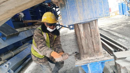 正月初一，久馬高速查針梁子隧道施工忙